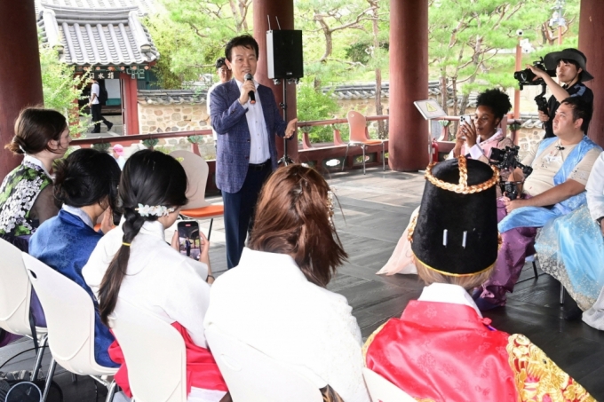 조규일 진주시장이 15개국 외국인 인플루언서에게 진주 관광의 매력을 홍보하고 있다./사진제공=진주시