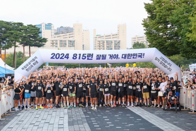 KCC오토그룹, 가수 션과 함께하는 '2024 815런' 참여_단체사진