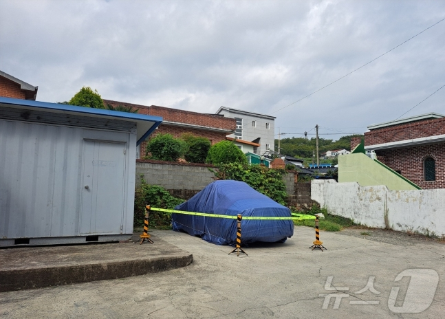 40대 여성이 숨진채 발견된 순찰차가 20일 경남 하동경찰서 진교파출소 주차장에 천막으로 가려진 채로 세워져 있다. /사진=뉴스1