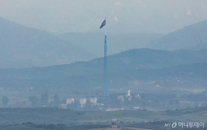  북한군 1명이 강원도 고성군 군사분계선(MDL·휴전선)을 넘어 귀순했다. 사진은 지난달 31일 오전 경기 파주시 오두산통일전망대에서 바라본 북한 황해북도 기정동 마을에서 인공기가 펄럭이고 있다. / 사진=뉴시스