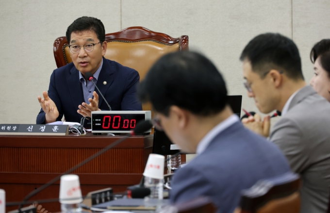 8일 오후 서울 여의도 국회에서 열린 행정안전위원회 전체회의에서 신정훈 위원장이 발언하고 있다. /사진=뉴시스