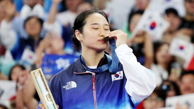 대한민국 배드민턴 국가대표팀 안세영이 '2024 파리 올림픽'에서 금메달을 따낸 모습. /사진=뉴시스 