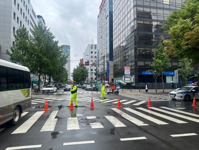 21일 오전 서울 영등포구 여의도동 한국예탁결제원 서울사옥 앞에서 2024을지훈련이 진행되는 동안 경찰이 교통을 통제하고 있다. /사진=서울 영등포경찰서 제공