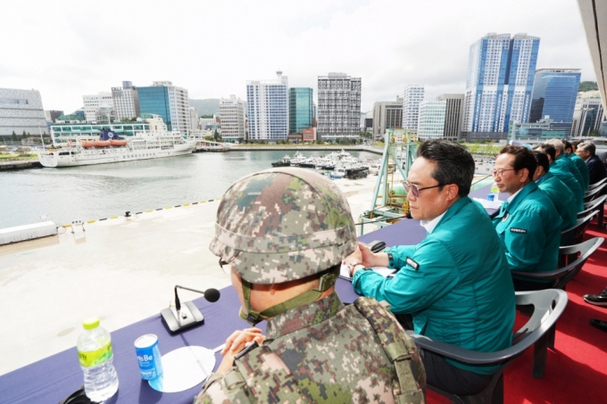 강도형 해수부 장관(왼쪽 두번째)이 통합방호훈련을 참관하고 있다./사진=해수부 제공