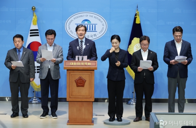 국회 국방위원회 소속 김병주(왼쪽), 박범계(왼쪽 다섯번째), 김민석(왼쪽 두번째), 부승찬(오른쪽) 더불어민주당 의원과 조국(왼쪽 세번째) 조국혁신당 대표가 지난 13일 서울 여의도 국회 소통관에서 김용현 국방장관 지명 철회 촉구 기자회견을 하고 있다. / 사진=뉴시스