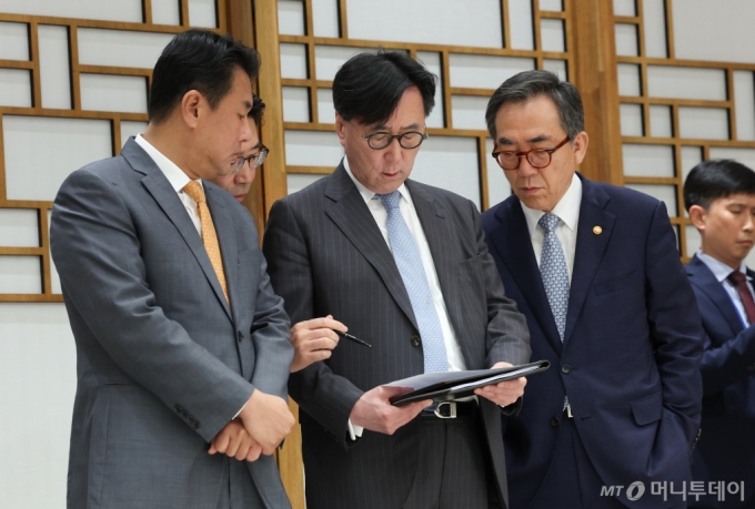 [서울=뉴시스] 조수정 기자 = 장호진 국가안보실장이 3일 서울 용산 대통령실 청사에서 열린 재외공관장 신임장 수여식에서 김태효 국가안보실 1차장, 조태열 외교부 장관, 이충면 외교비서관과 자료를 살펴보고 있다. 2024.07.03. chocrystal@newsis.com /사진=조수정