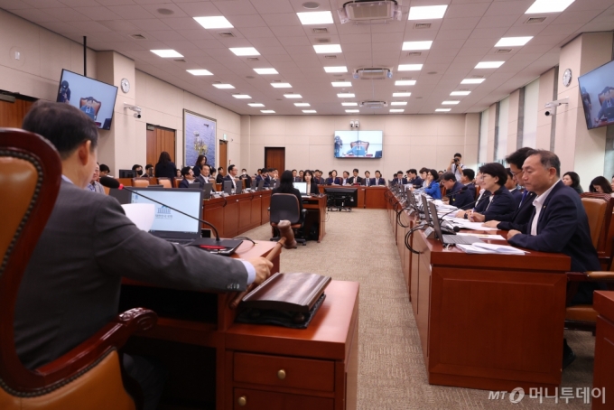 [서울=뉴시스] 고승민 기자 = 이철규 산자중기위원장이 21일 서울 여의도 국회에서 도시가스사업법 일부개정법률안 등 16개 법안을 안건으로 열린 제417회국회 임시회 제2차 산업통상자원중소벤처기업위원회 전체회의에서 안건을 의결하고 있다. 