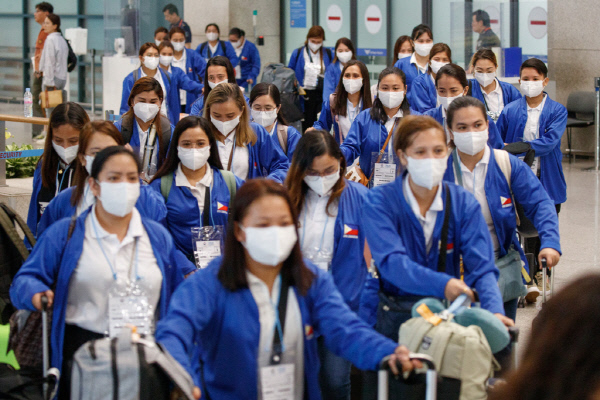  외국인 가사관리사 시범사업에 참여하는 필리핀 노동자들이 7일 오전 인천국제공항을 통해 입국하고 있다.  저출생과 돌봄 공백을 메우기 위해 이날 입국한 100명의 가사도우미는 내년 2월까지 서울시에서 아이 돌보미로 근무한다. 2024.8.6/사진=뉴스1  Copyright (C) 뉴스1. All rights reserved. 무단 전재 및 재배포,  AI학습 이용 금지. 