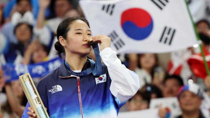 대한민국 배드민턴 국가대표팀 안세영이 '2024 파리 올림픽'에서 금메달을 따낸 모습. /사진=뉴시스 