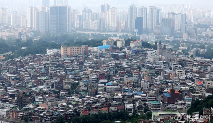 [서울=뉴시스] 추상철 기자 = 5일 오후 서울 용산구 남산에서 빌라가 보이고 있다. 