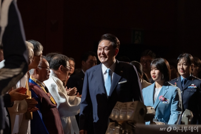 [서울=뉴시스] 조수정 기자 = 윤석열 대통령이 15일 서울 종로구 세종문화회관에서 열린 제79주년 광복절 경축식에 독립운동가 고(故) 허석 선생 5대손인 2024 파리올림픽 유도 은메달리스트 허미미 선수, 조은애 중령(KF21개발 참여)과 함께 입장하고 있다. (사진=대통령실 제공) 2024.08.15. photo@newsis.com *재판매 및 DB 금지 /사진=