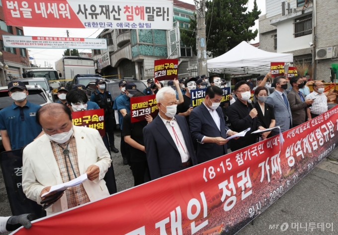 2020년 8월21일 서울 성북구 사랑제일교회 앞에서 교회 변호인단이 발언하고 있다. /사진=김휘선 기자 hwijpg@