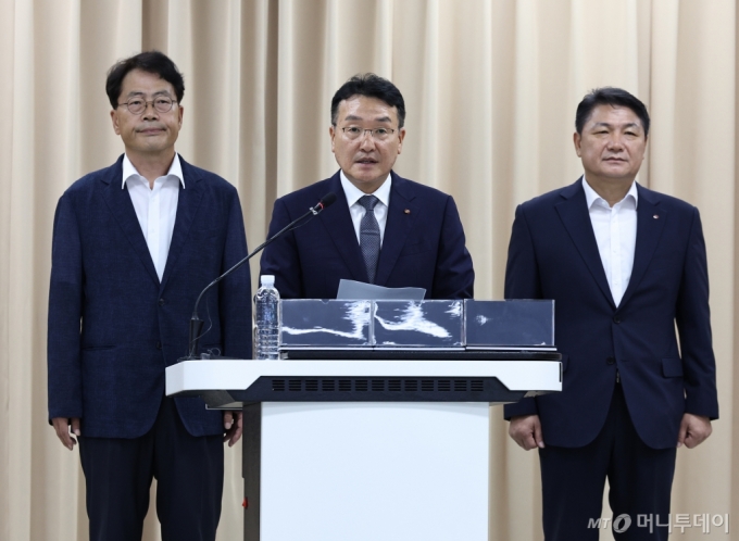 서철수(가운데) 한국전력 전력그리드 부사장이 23일 서울 서초구 한전아트센터에서 기자회견을 열고 하남시의 동서울변전소 옥내화 및 증설사업 불가처분과 관련한 한국전력공사의 입장을 발표하고 있다. 2024.08.23.  /사진=뉴시스