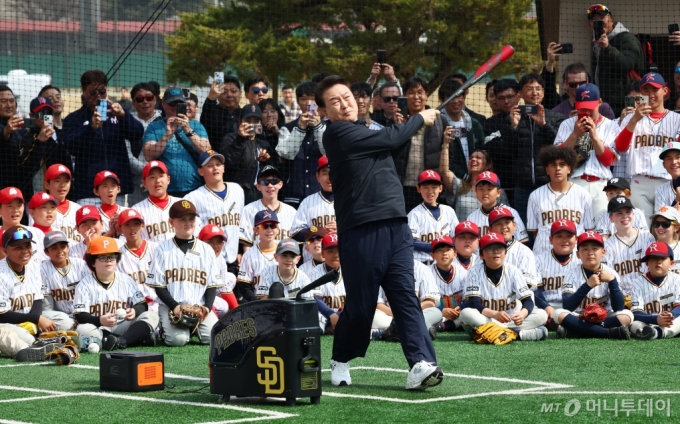 여름 고시엔(甲子園)으로 불리는 일본 전국 고교야구선수권대회에서 우승을 차지한 교토국제고에 윤석열 대통령과 조태열 외교부 장관 등이 연이어 축하 메시지를 보내면서 그 배경에 관심이 쏠린다. 사진은 윤 대통령이 지난 3월 서울 용산어린이정원에서 열린 '메이저리거 참여 어린이 야구교실'에서 샌디에이고 파드리스 선수들과 유소년 야구 선수들이 지켜보는 가운데 야구공을 치고 있다. / 사진=뉴시스