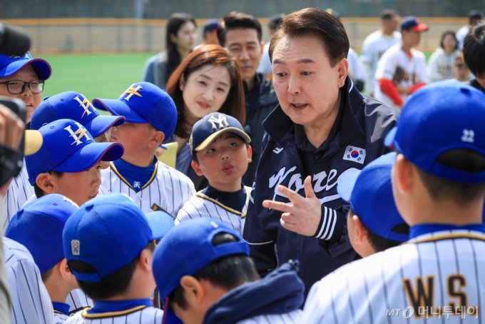 윤석열 대통령이 지난 3월 서울 용산어린이정원 야구장에서 열린 메이저리거 참여 어린이 야구교실을 방문해 아이들과 대화하고 있다. / 사진=뉴스1