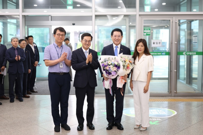 23일 경기도청 로비에서 김동연 경기도지사(가운데 왼쪽)가 경기도청에 방문한 김영록 전남도지사(가운데 오른쪽)를 환영하고 있다.