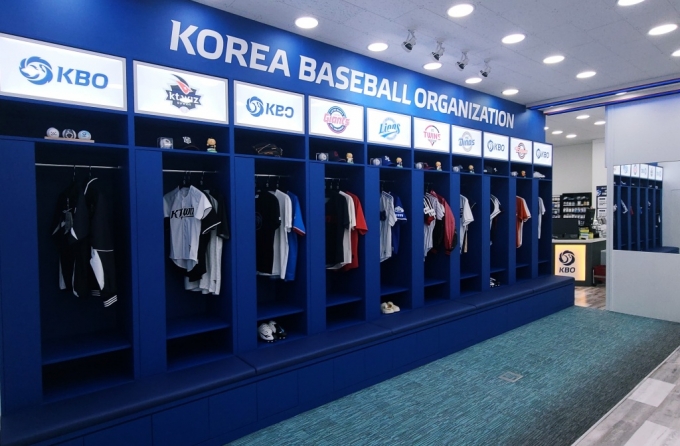 오피스디포 KBO STORE 신사논현점 내부에 로커룸을 재현해 만들어놓은 공간. /사진=김우종 기자