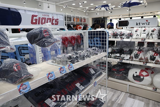  KBO가 23일 서울 강남구 논현동에 오픈한 오피스디포 KBO STORE 신사논현점. /사진=김진경 대기자