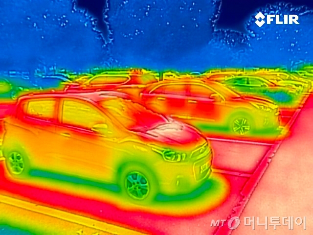 무더위가 이어진 20일 오후 서울 시내 한 야외주차장을 열화상카메라로 촬영한 화면에 햇빛 아래 주차된 차량이 빨갛게 표시되고 있다. /사진=뉴스1
