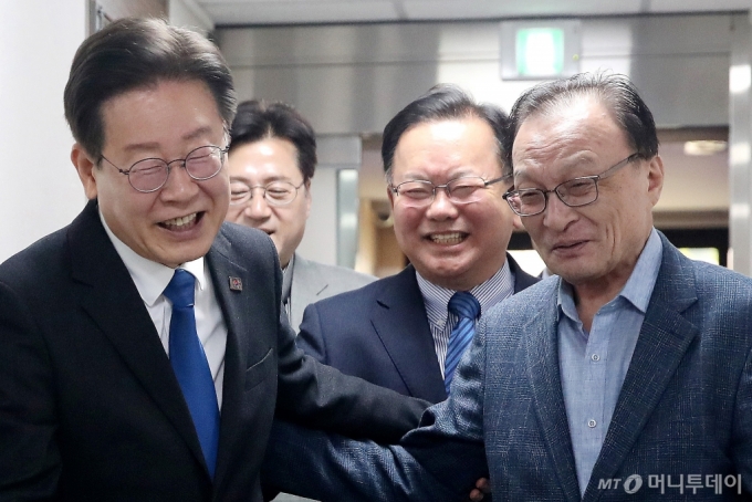  이재명 더불어민주당 대표, 이해찬·김부겸 상임공동선거대책위원장 등 당 지도부가 11일 오전 서울 여의도 민주당 중앙당사에서 열린 더불어민주당·더불어민주연합 제12차 합동 중앙선거대책위원회의 겸 선대위 해단식에 참석하며 미소짓고 있다. 2024.4.11/뉴스1  Copyright (C) 뉴스1. All rights reserved. 무단 전재 및 재배포,  AI학습 이용 금지. 