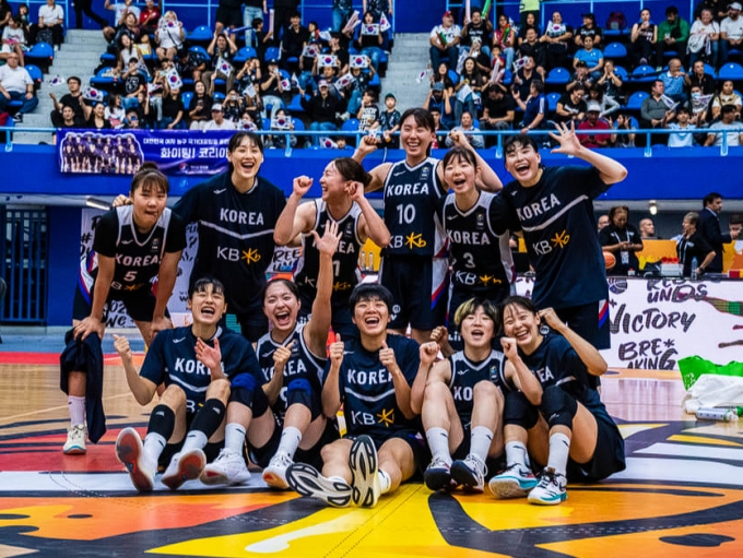 몬테네그로전 승리 후 단체 사진 찍는 선수들. /사진=국제농구연맹(FIBA) 홈페이지 갈무리