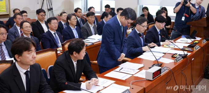 구영배 큐텐그룹 대표가 30일 서울 영등포구 여의도동 국회에서 진행된 국회 정무위원회 티몬·위메프 미정산 사태 관련 긴급 현안 질의에 출석, 국민 앞 고개를 숙이고 있다.   이날 정무위 긴급 현안질의에는 금융위원회·금융감독원·공정거래위원회·한국소비자원 등 관계자를 불러 현안을 파악하고 대책 마련 진행상황을 점검한다는 계획으로 마련됐으며, 구영배 큐텐그룹 대표와 류광진 티몬 대표, 류화현 위메프 대표가 증인으로 출석했다. /사진=머니S