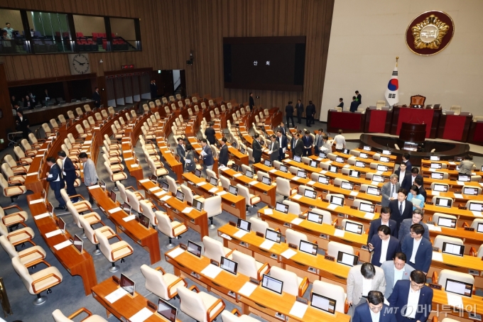  더불어민주당 등 야당 의원들이 5일 오후 서울 여의도 국회에서 열린 제417회 국회(임시회) 제1차 본회의가 산회하자 회의장을 나가고 있다. 2024.8.5/뉴스1  Copyright (C) 뉴스1. All rights reserved. 무단 전재 및 재배포,  AI학습 이용 금지. 