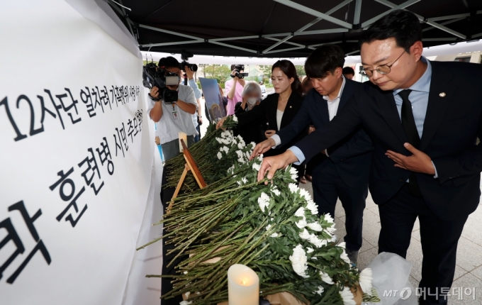  개혁신당 이준석 의원, 천하람 원내대표, 이주영 의원이 19일 오후 서울 용산역 광장에 마련된 군기훈련(얼차려)을 받다 사망한 육군 12사단 신병교육대 박 훈련병 시민 추모 분향소를 찾아 헌화하고 있다. 2024.06.19. /사진=뉴시스