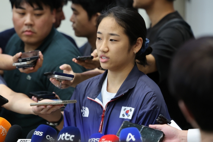  2024 파리 올림픽 배드민턴 여자단식에서 금메달을 획득한 뒤 안세영이 인천공항을 통해 귀국, 취재진과 인터뷰 하고 있다.  안세영은 금메달 획득 후 대한배드민턴협회의 부조리를 지적하며 논란이 되고 있다./사진=뉴스1