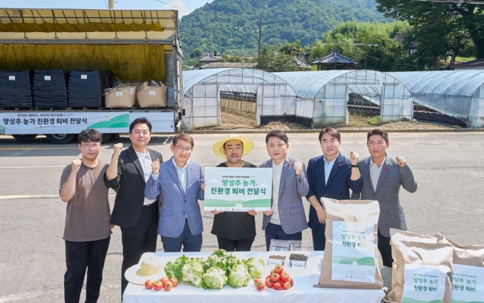  왼쪽부터 신세계푸드 농산팀 박서종, 맥도날드 SCM 하만기 이사, 김한일 전무, 이청우 농부, 신세계푸드 R&D 민중식 상무, 김태경 팀장, 농산팀 이재철 팀장./사진=맥도날드