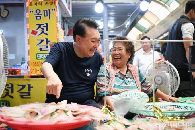 [서울=뉴시스]  조수정 기자 = 윤석열 대통령이 휴가 첫날인 5일 경남 통영중앙시장을 방문, 반건조 생선 상인과 대화하고 있다. (사진=대통령실 제공) 2024.08.05. photo@newsis.com *재판매 및 DB 금지 /사진=