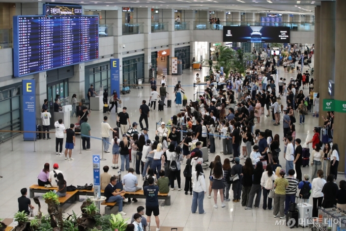 (인천공항=뉴스1) 박세연 기자 = 광복절 징검다리 연휴 마지막 날인 18일 인천국제공항 입국장이 여행객으로 붐비고 있다. 2024.8.18/뉴스1  Copyright (C) 뉴스1. All rights reserved. 무단 전재 및 재배포,  AI학습 이용 금지. /사진=(인천공항=뉴스1) 박세연 기자