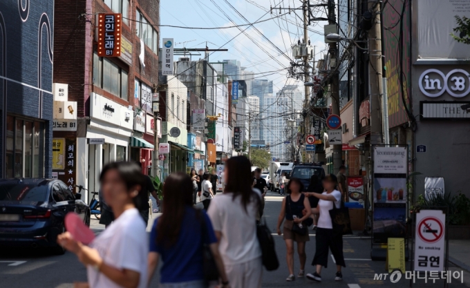 [서울=뉴시스] 김선웅 기자 =  소비 부진·인건비·고금리 등으로 폐업이 늘면서 자영업자 수가 6개월 연속 감소했다. 통계청에 따르면 지난달 자영업자 수는 작년 동월보다 6 19일 서울 소재 상가 밀집지역의 모습. 2024.08.19./사진=김선웅