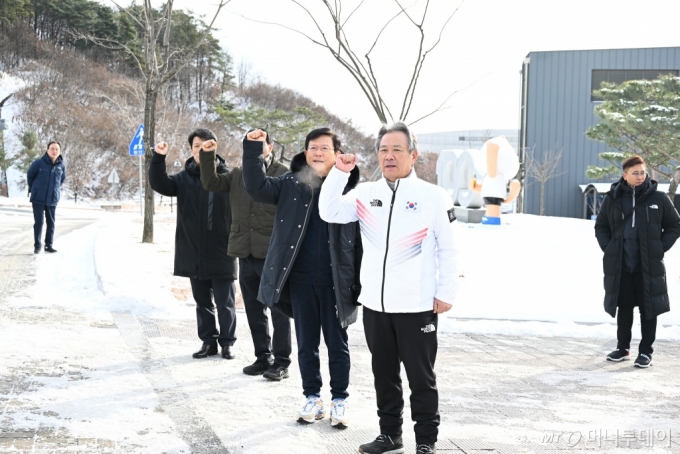 [서울=뉴시스] 김진아 기자 = 이기흥 대한체육회장이 18일 포항 해병대 1사단에서  열린 '원 팀 코리아' 캠프 입소식에서 파이팅을 외치고 있다.     18일부터 20일까지 실시되는 이번 캠프는 다가오는 2024 파리하계올림픽대회에서의 목표 달성을 위한 심기일전의 자리로 마련됐으며, 수영의 김우민, 육상의 우상혁, 근대5종의 전웅태, 기계체조의 여서정 등 국가대표 선수단 등이 참가한다. (사진=대한체육회 제공) 2023.12.18. photo@newsis.com  *재판매 및 DB 금지 /사진=김진아