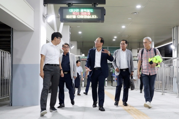 이성해 국가철도공단 이사장이 26일 대구권 광역철도 주요 역사인 동대구역, 서대구역을 찾아 개통 준비 현황을 점검했다./사진제공=국가철도공단