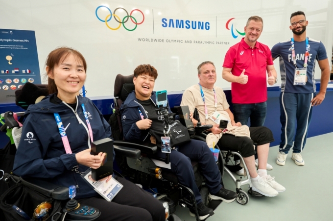 (왼쪽부터) 강선희, 정소영(대한민국, 보치아), 커트 부스크 (덴마크, 휠체어 럭비) 선수, 앤드류 파슨스 IPC 위원장, 조르당 루스(프랑스, 휠체어 농구) 선수가 2024 파리 올림픽·패럴림픽 선수촌에 마련된 삼성 올림픽 체험관에서 기념 촬영을 하고 있다. /사진=삼성전자