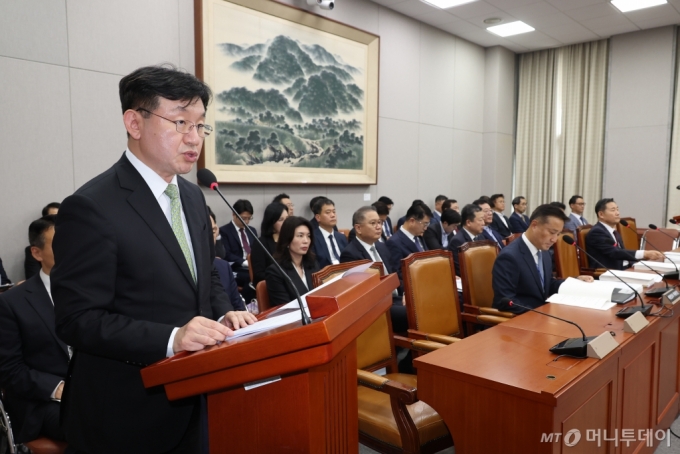 [서울=뉴시스] 고승민 기자 = 성태윤 대통령실 정책실장이 27일 서울 여의도 국회에서 열린 제1차 운영위원회 전체회의에서 업무보고를 하고 있다. 2024.08.27. kkssmm99@newsis.com /사진=고승민