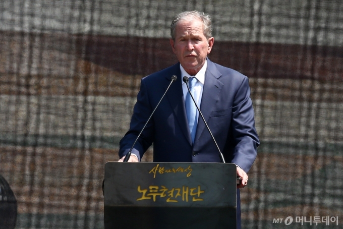 조지 부시 전 미국 대통령이 2019년 5월 23일 경남 김해시 진영읍 본산리 봉하마을에서 열린 노무현 전 대통령 서거 10주기 추도식에 참석해 추도사하고 있다. /사진=머니투데이 DB