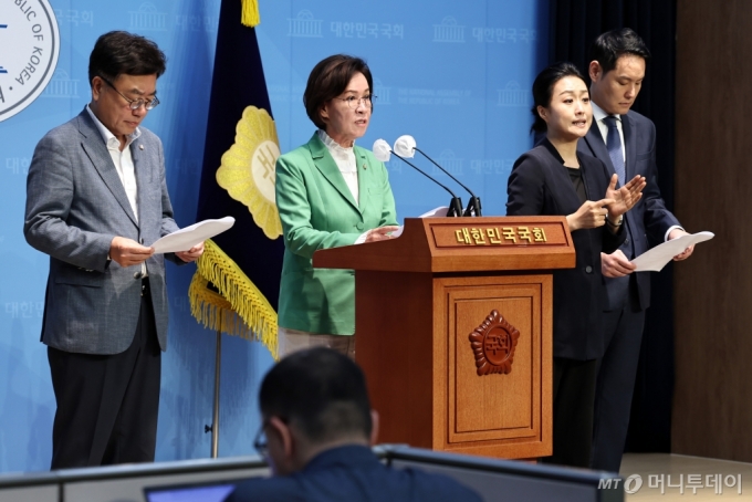 국회 여성가족위원회 이인선 위원장과 여야 간사인 서범수, 김한규 의원이 27일 오후 서울 여의도 국회 소통관에서 불법합성물인 딥페이크 유포 범죄 관련 기자회견을 하고 있다. 2024.8.27/뉴스1  Copyright (C) 뉴스1. All rights reserved. 무단 전재 및 재배포,  AI학습 이용 금지. 