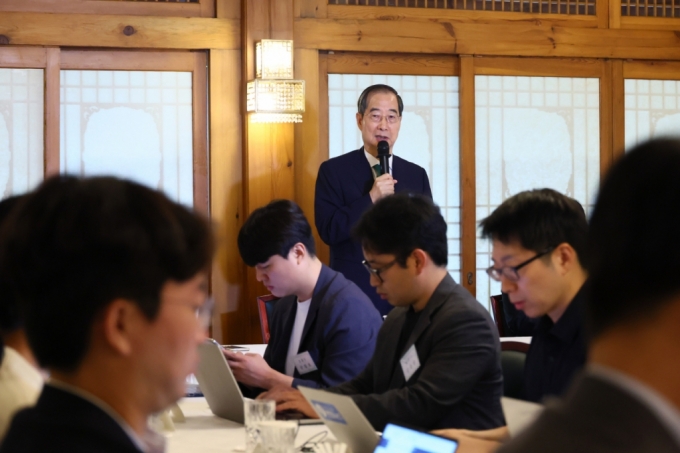 한덕수 총리 "딥페이크 성범죄, 마약 수준으로 단속해야"