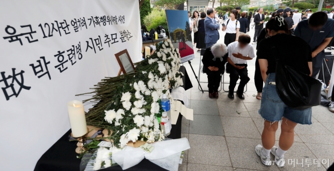 서울 용산역 광장에 마련된 군기훈련(얼차려)을 받다 사망한 육군 12사단 신병교육대 박 훈련병 시민 추모 분향소에서 유가족들이 추모하는 시민들을 맞이하고 있다. 사진=뉴시스