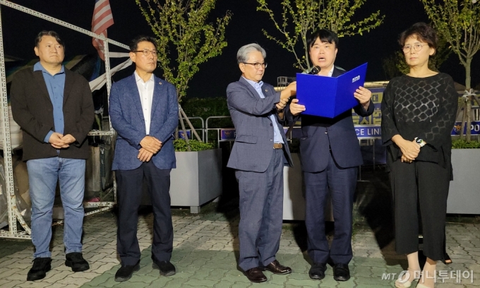 [서울=뉴시스] 이영환 기자 = 임현택 대한의사협회장이 27일 오후 서울 여의도 국회 앞에서 진행한 대한의사협회 긴급 시국선언에서 발언을 하고 있다. (사진=대한의사협회 제공) 2024.08.27. photo@newsis.com  *재판매 및 DB 금지 /사진=이영환