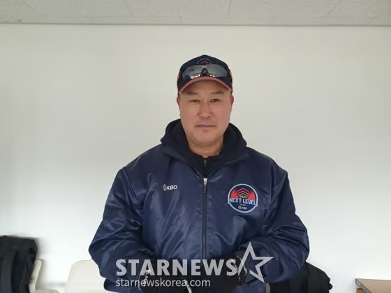 2023년 1월 26일 부산 기장-KBO야구센터 리틀-소프트볼구장에서 열린 2023 KBO Next-Level Training Camp에서 인터뷰하는 장종훈 감독. /사진=양정웅 기자