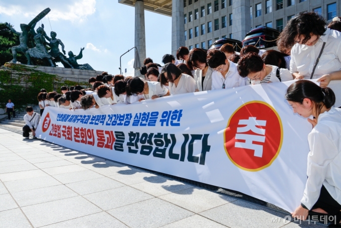 (서울=뉴스1) 안은나 기자 = 대한간호협회 소속 간호사들이 28일 오후 서울 여의도 국회 본청 앞 계단에서 본회의 간호법 통과를 방청한 뒤 감사 인사를 하고 있다. 2024.8.28/뉴스1  Copyright (C) 뉴스1. All rights reserved. 무단 전재 및 재배포,  AI학습 이용 금지. /사진=(서울=뉴스1) 안은나 기자