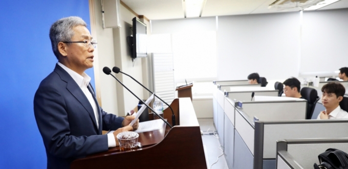 김동철 한국전력 사장이 28일 정부세종청사 산업통상자원부 기자실에서 동서울 변전소 관련 기자간담회를 진행하고 있다. /사진=뉴스1