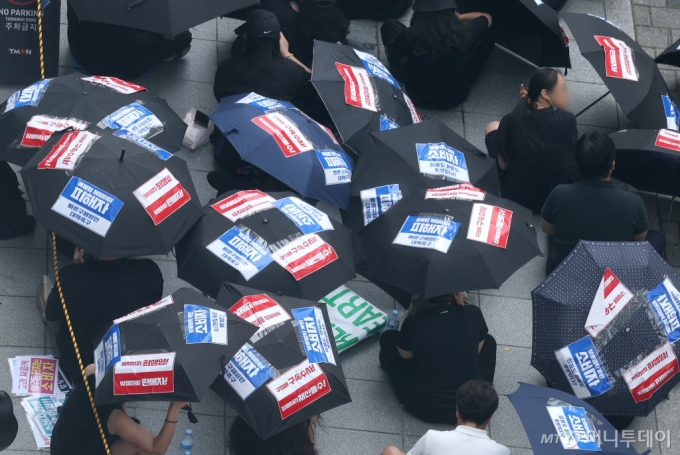 (서울=뉴스1) 장수영 기자 = 티몬·위메프 사태 피해자들이 13일 오전 서울 강남구 티몬 사옥 앞에서 조속한 정산 및 환불 조치, 구영배 큐텐 회장 등 관련자 수사를 촉구하는 검은 우산 집회를 하고 있다. 2024.8.13/뉴스1  Copyright (C) 뉴스1. All rights reserved. 무단 전재 및 재배포,  AI학습 이용 금지. /사진=(서울=뉴스1) 장수영 기자