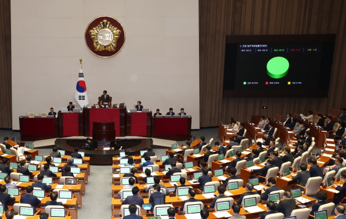 28일 오후 서울 여의도 국회에서 열린 제417회국회(임시회) 제2차 본회의에서 양육 의무를 저버린 부모가 상속권을 갖지 못하도록 하는 내용을 골자로한 이른바 '구하라법(민법 일부개정법률안)'이 재적 300인 중 재석 286인, 찬성 284인, 기권 2인으로 통과되고 있다. /사진=뉴스1 /사진=(서울=뉴스1) 김민지 기자