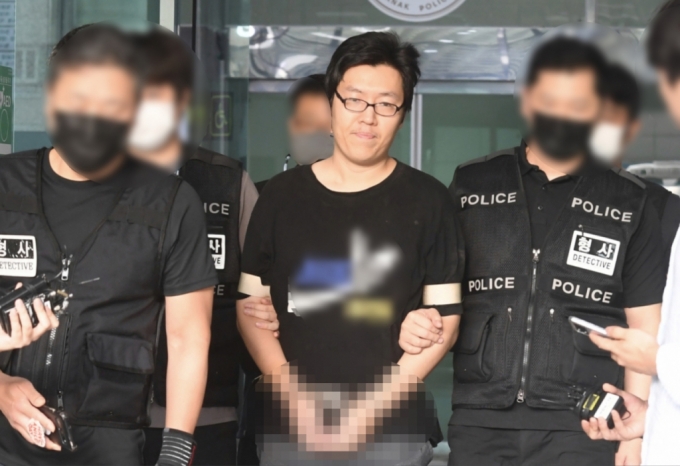 '신림동 등산로 성폭행 살인 사건' 피의자 최윤종(30)이 지난해 8월 25일 오전 서울 관악구 서울관악경찰서에서 검찰로 송치되고 있다. /사진=머니S