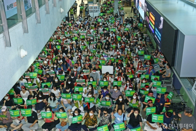 (광주=뉴스1) 박지현 기자 = 전국보건의료산업노동조합 총파업 하루 전인 28일 광주 동구 조선대학교 병원에서 노조원들이 전야제를 열고 투쟁 구호를 외치고 있다. 2024.8.28/뉴스1  Copyright (C) 뉴스1. All rights reserved. 무단 전재 및 재배포,  AI학습 이용 금지. /사진=(광주=뉴스1) 박지현 기자