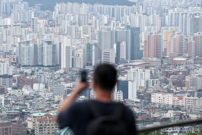 서울 중구 남산에서 바라본 시내 아파트 밀집 지역. /사진=뉴스1 /사진=(서울=뉴스1) 민경석 기자